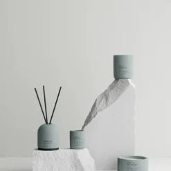 Duftkerze -FRAGA- Farbe Pine Gray - Größe Ø 13 cm, Duft: Basil & Bergamot
