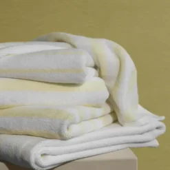 Handtuch -ARTO- Farbe White/Transparent Yellow - Größe 50 x 100 cm, breite Streifen